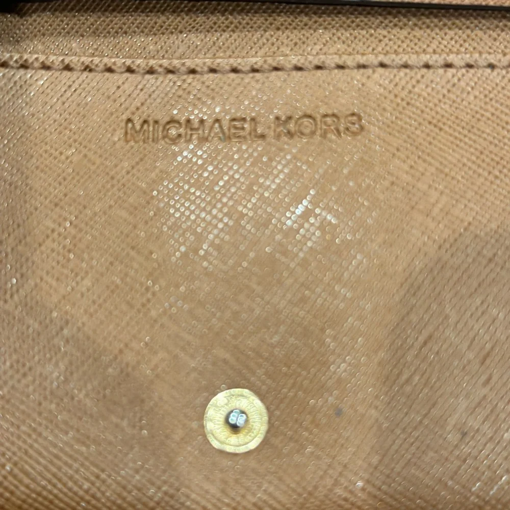🦋Michael Kors Jet Set Slim Tech Multifunction Phone Case Wallet Brown🦋